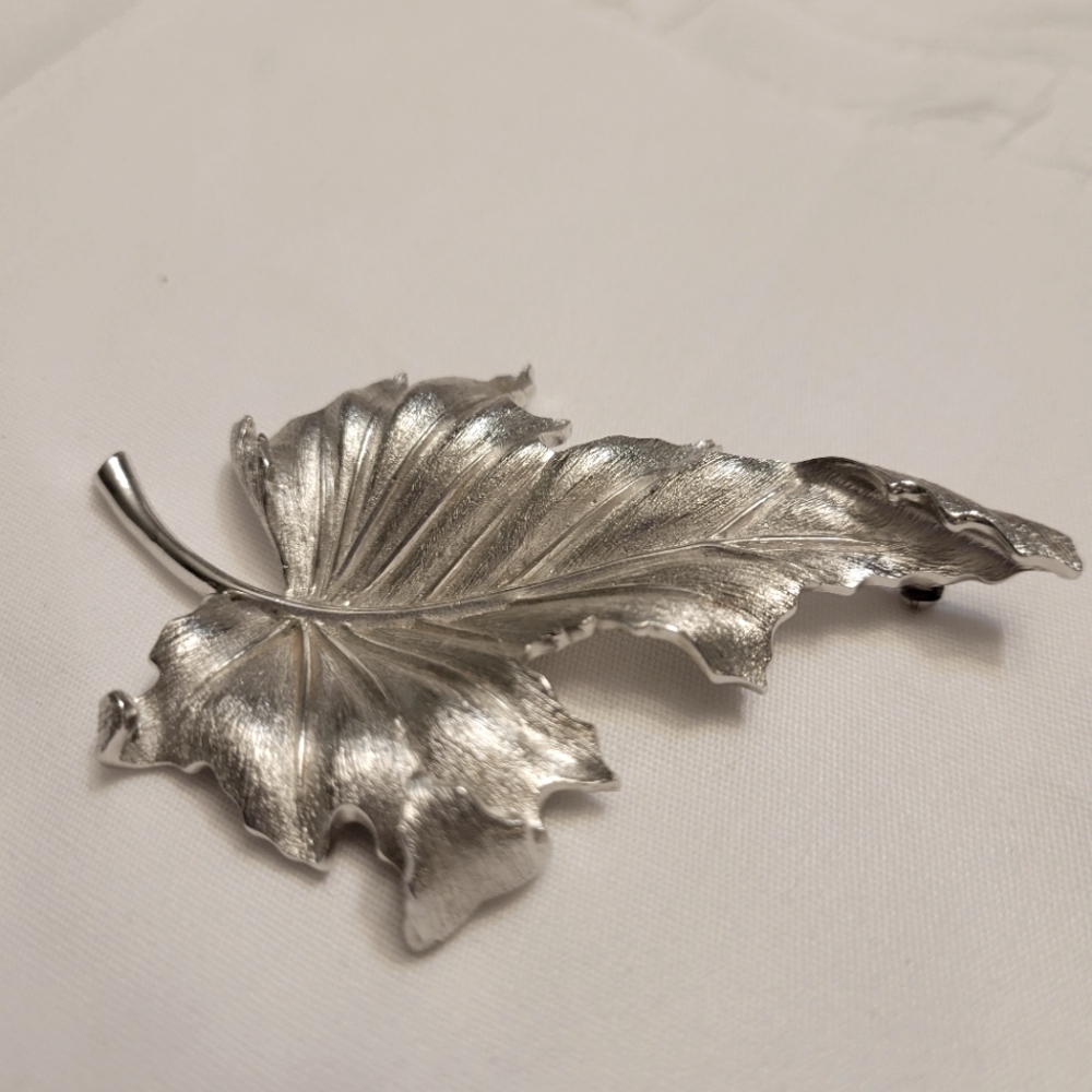 Vintage Crown Trifari Leaf Brooch - Picture 5 of 6